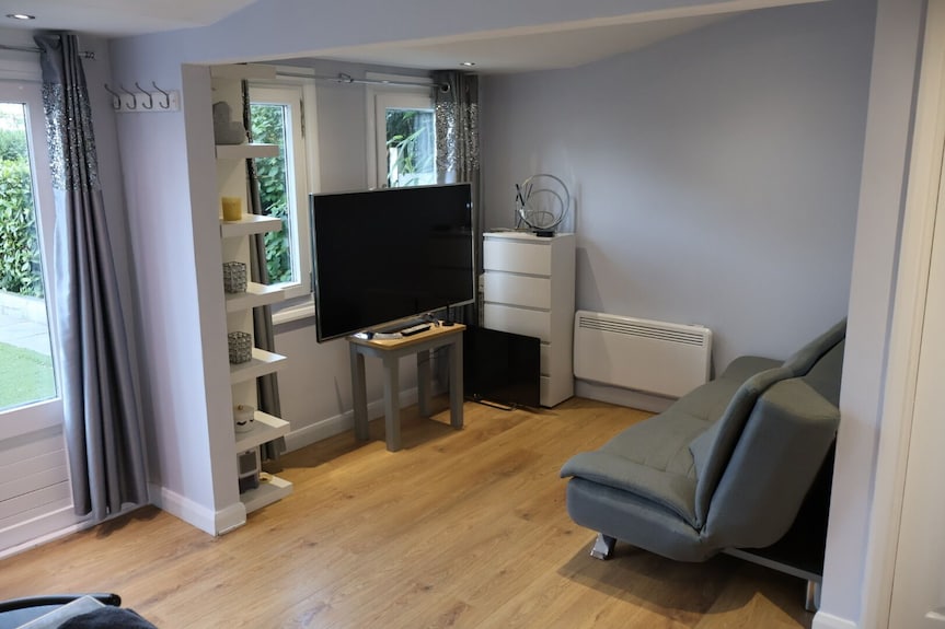 Modern Cabin In Residential Area Near 2 Train Stations With Mainlines To London - London
