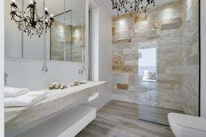 Douche, sèche-cheveux, bidet, serviettes fournies
