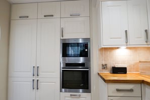 Fridge, microwave, oven, dishwasher - Roxby, Pooley Bridge, all ground floor with river view (Pooley Bridge)