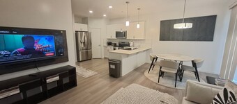 *Chic Modern 4BDRM Home- 2 King Bed,2 living room*