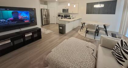 *Chic Modern 4BDRM Home- 2 King Bed,2 living room*