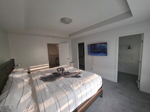 4 bedrooms, iron/ironing board, WiFi, bed sheets - *Chic Modern 4BDRM Home- 2 King Bed,2 living room* (EDMONTON)