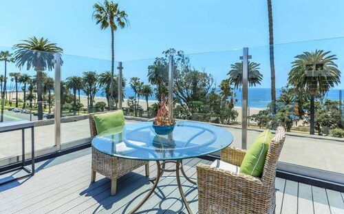 The Orchid-Charming 2BR Santa Monica Apartment with Pool, Jacuzzi & WiFi