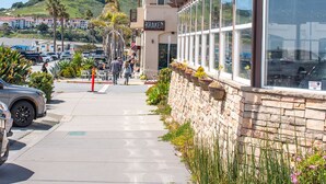 Un hotel con fachada de piedra, mobiliario exterior y vistas del entorno.