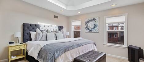 3 bedrooms, desk, iron/ironing board, free WiFi