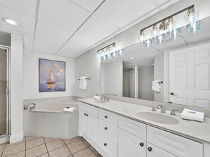 Condo, várias camas (Emerald Beach 2336) | Banheiro