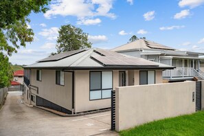 Exterior - 1 Bdr Apt! Clean with 2 Parking Spaces! 1144D1 (Sunnybank)