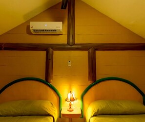 Comfort Cabin, Pool View | Free WiFi, bed sheets