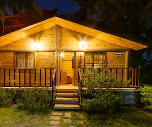 Romantic Cabin, Garden View | Free WiFi, bed sheets