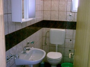 Douche, sèche-cheveux, serviettes fournies
