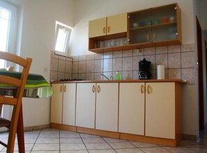 Fridge, oven, stovetop, cookware/dishes/utensils