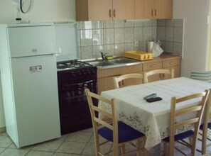 Réfrigérateur, four, plaque de cuisson