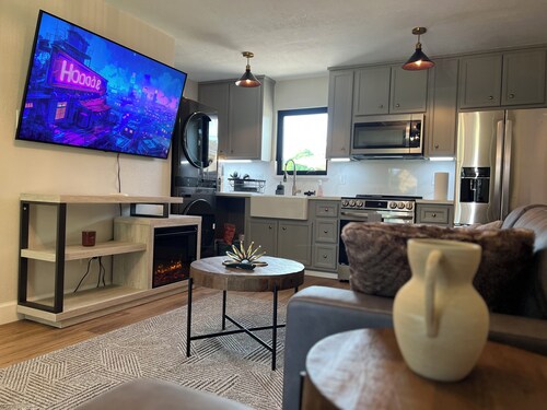 Charming 1-Bedroom Guest House Near NRG with a Level 2 Fast EV Charger