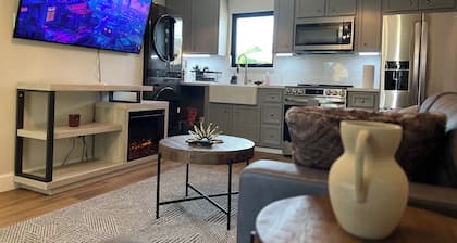 Charming 1-Bedroom Guest House Near NRG with a Level 2 Fast EV Charger