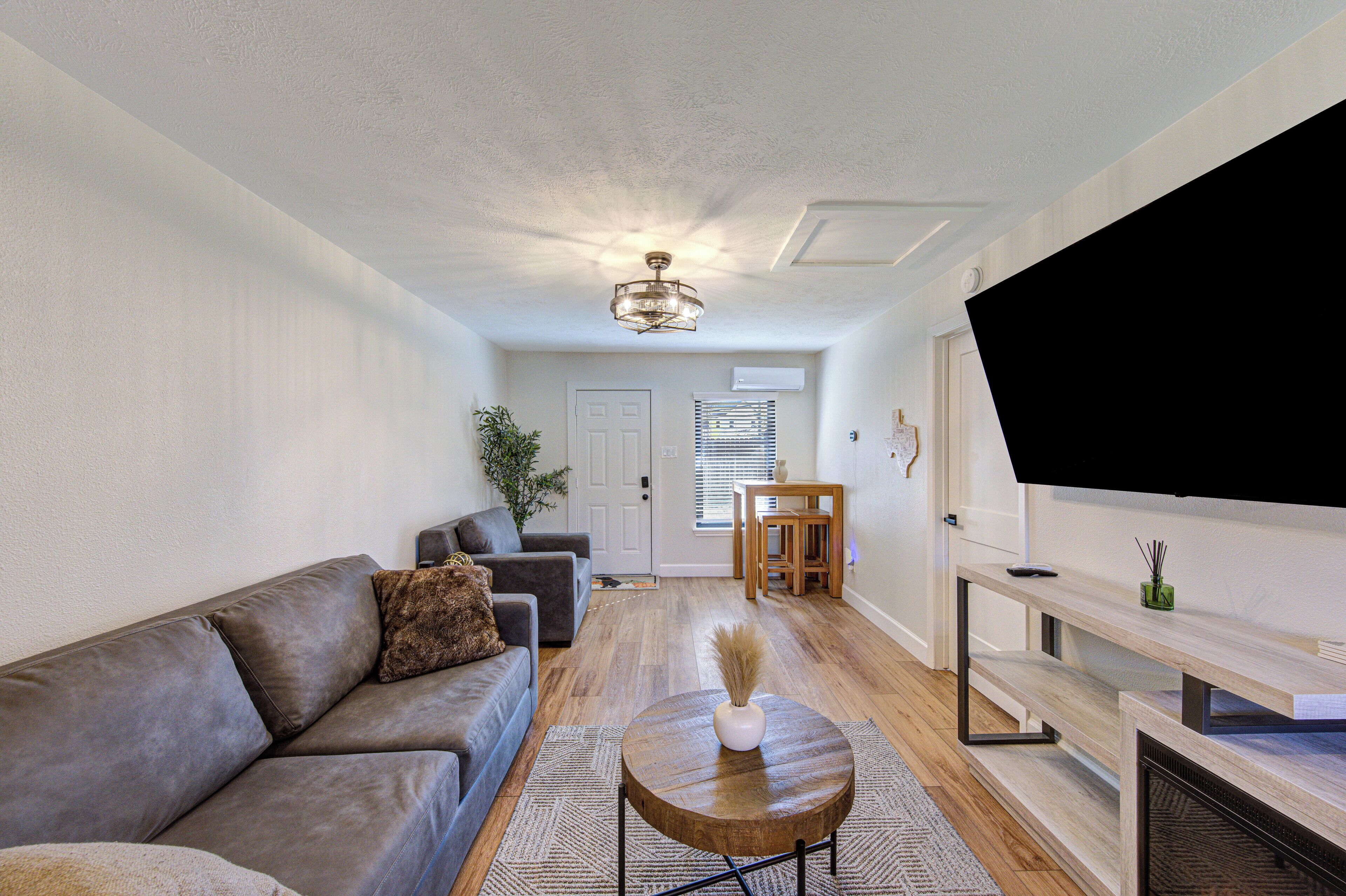 Charming 1-bedroom Guest House Near Nrg With A Level 2 Fast Ev Charger - Houston, TX