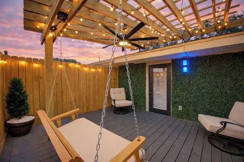 Charming 1-Bedroom Guest House Near NRG with a Level 2 Fast EV Charger