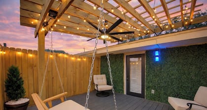 Charming 1-Bedroom Guest House Near NRG with a Level 2 Fast EV Charger