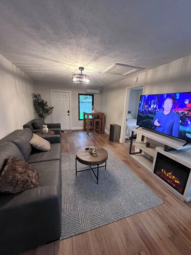 Charming 1-Bedroom Guest House Near NRG with a Level 2 Fast EV Charger