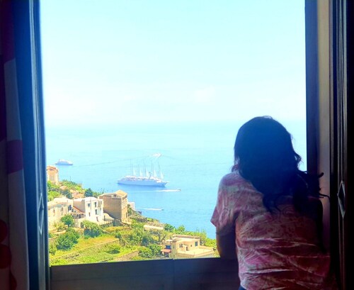 Magnificent suite with a bathtub and sea view of Amalfi, 15 minutes from beach