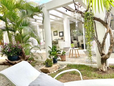 Delightful house with stunning swimming pool!