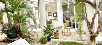 Delightful house with stunning swimming pool!