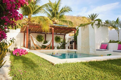 Delightful house with stunning swimming pool!