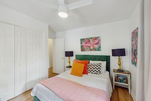 6 bedrooms, iron/ironing board, internet, bed sheets - Stylish southern stay with two full homes in one, quaint backyard, and walkable (Savannah)