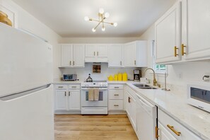 Kjøleskap, mikrobølgeovn, ovn og kokeplater