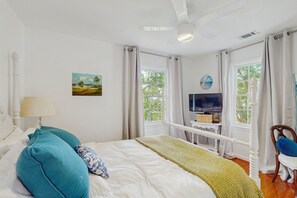 6 bedrooms, iron/ironing board, Internet, bed sheets
