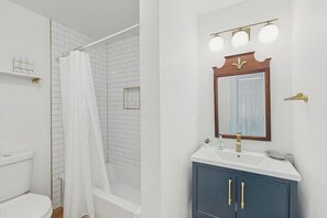 Hair dryer, towels - Stylish southern stay with two full homes in one, quaint backyard, and walkable (Savannah)