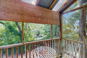 Property grounds - Stylish southern stay with two full homes in one, quaint backyard, and walkable (Savannah)