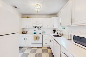 Frigorifero, microonde, forno, piano cottura