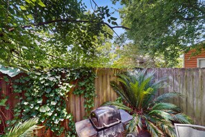Property grounds - Charming  home with screened patio, backyard dining & cozy reading nook (Savannah)