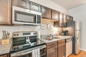 Fridge, microwave, stovetop, dishwasher