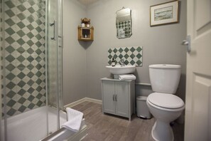 Een douche, een haardroger, handdoeken, zeep