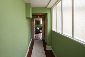A hallway with a carpet leading to a room with a window and a door. - ※ Hidden Loft Apartment - Central Bath ※ (Bath)