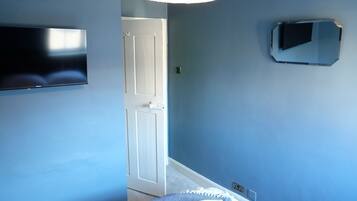 2 bedrooms, iron/ironing board, travel cot, free WiFi