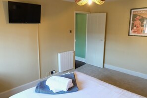 2 bedrooms, iron/ironing board, travel cot, free WiFi