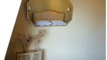 2 quartos, ferros/tábuas de passar roupa, berço de viagem