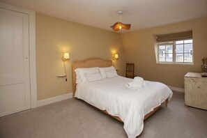 A bedroom with a bed, bedside lamps, a window, and a door. - ※ Hidden Loft Apartment - Central Bath ※ (Bath)