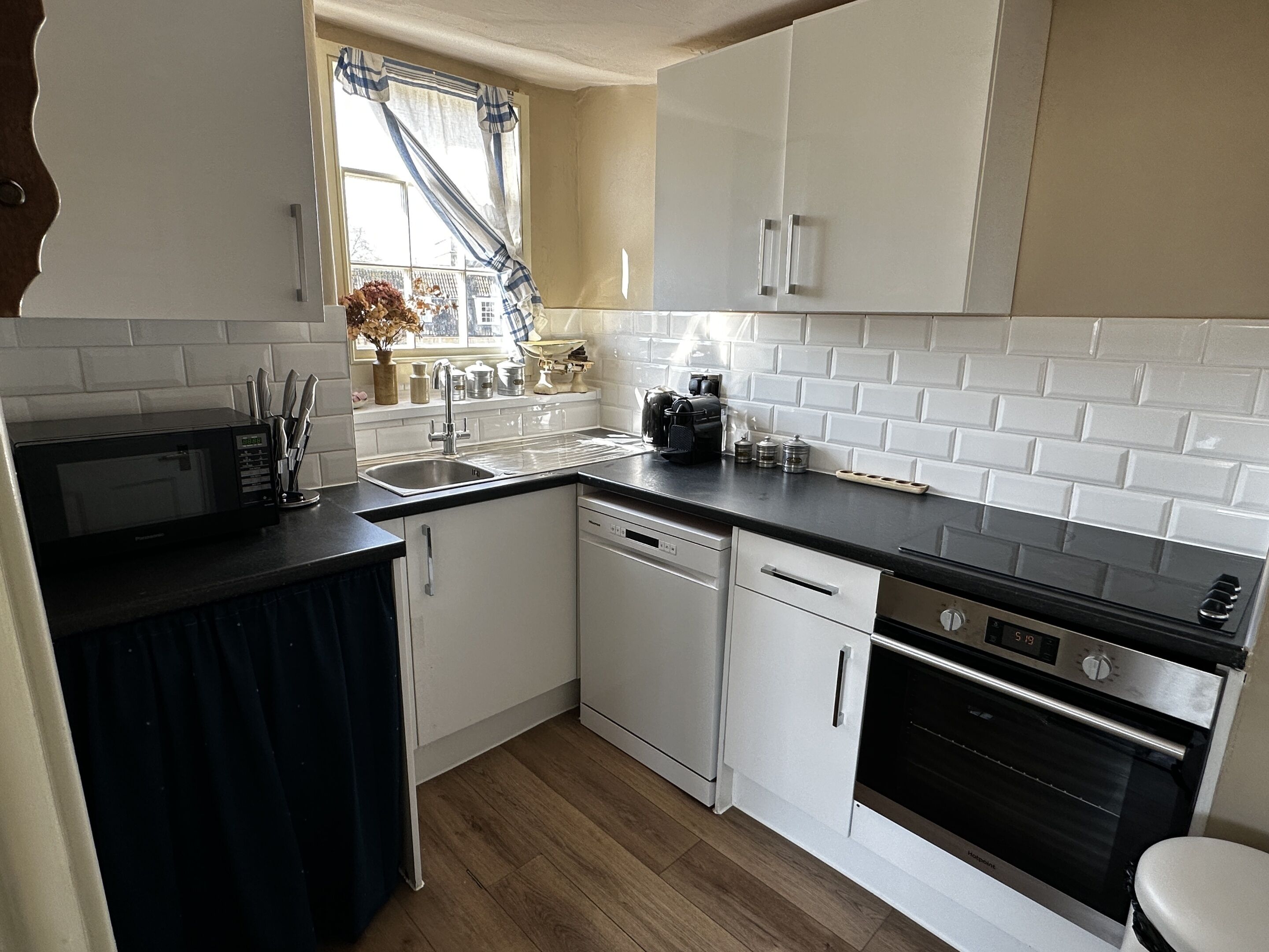 Coffee/tea maker, fridge, oven, stovetop