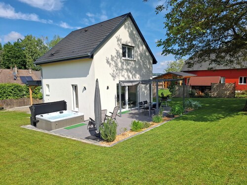 Entire house between countryside and town with Spa