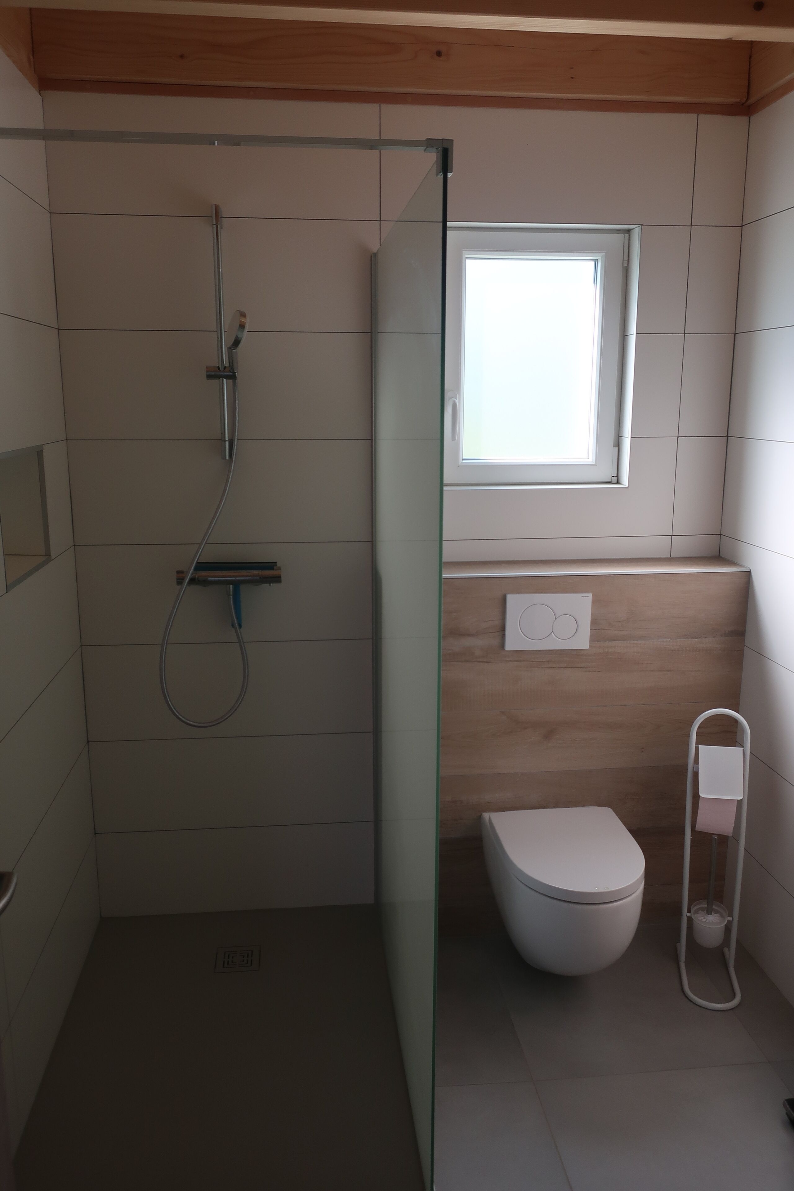 Dusj, hårføner, håndklær og toalettpapir