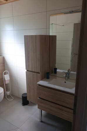 Douche, sĂšche-cheveux, serviettes fournies, papier toilette