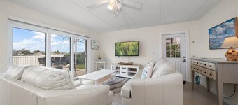 Spacious 8-bedroom condo in Indian Rocks Beach Water views and walk to the beach