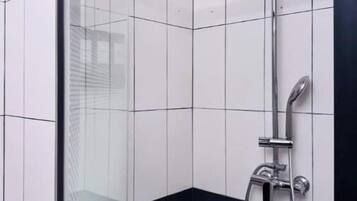 Douche, sĂšche-cheveux, serviettes fournies, savon