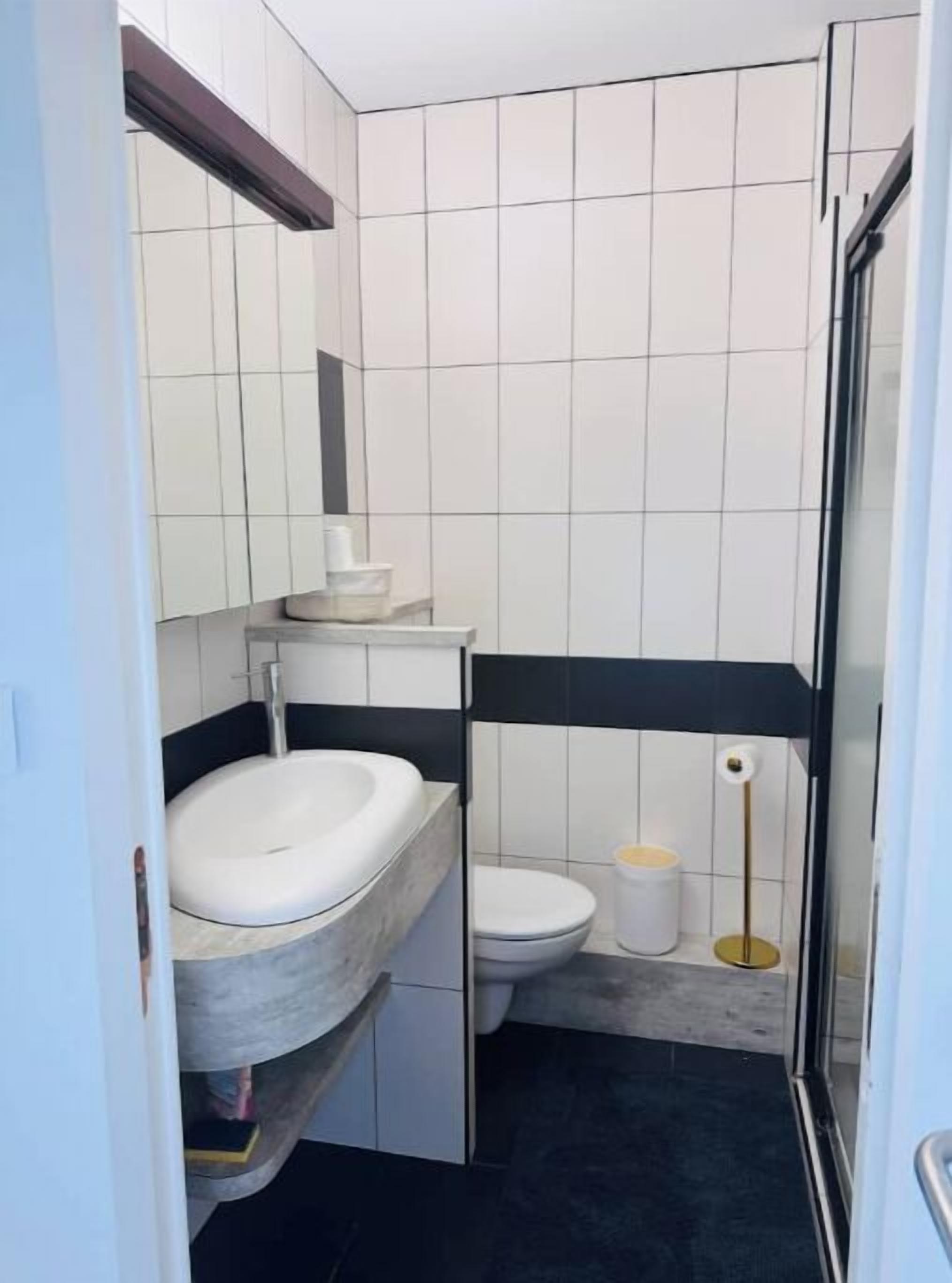 Douche, sèche-cheveux, serviettes fournies, savon