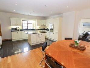 Dishwasher, cookware/dishes/utensils - DOONALTON HOUSE, family friendly in Dromore West, County Sligo (County Sligo)