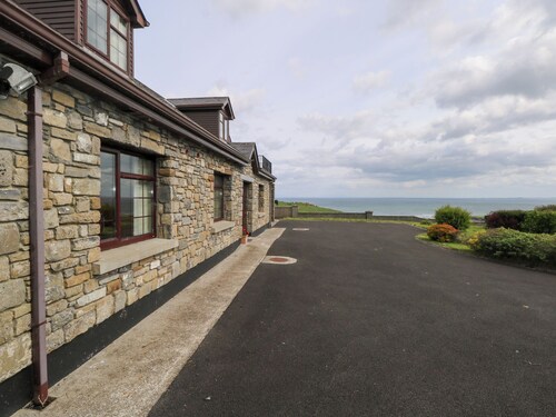 DOONALTON HOUSE, family friendly in Dromore West, County Sligo