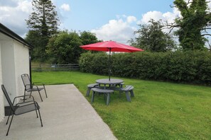 Outdoor dining - MARY'S COTTAGE, family friendly in Riverstown, County Sligo (Riverstown)